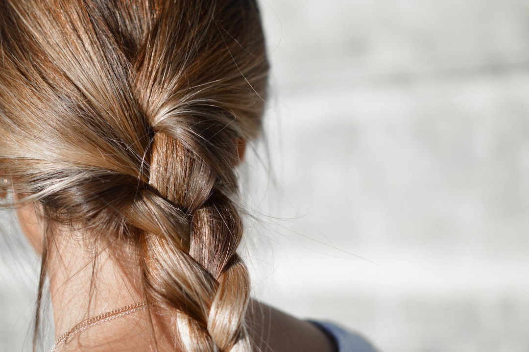 Cara Mudah Mengeritingkan Rambut Tanpa Catokan dan Bahan Kimia