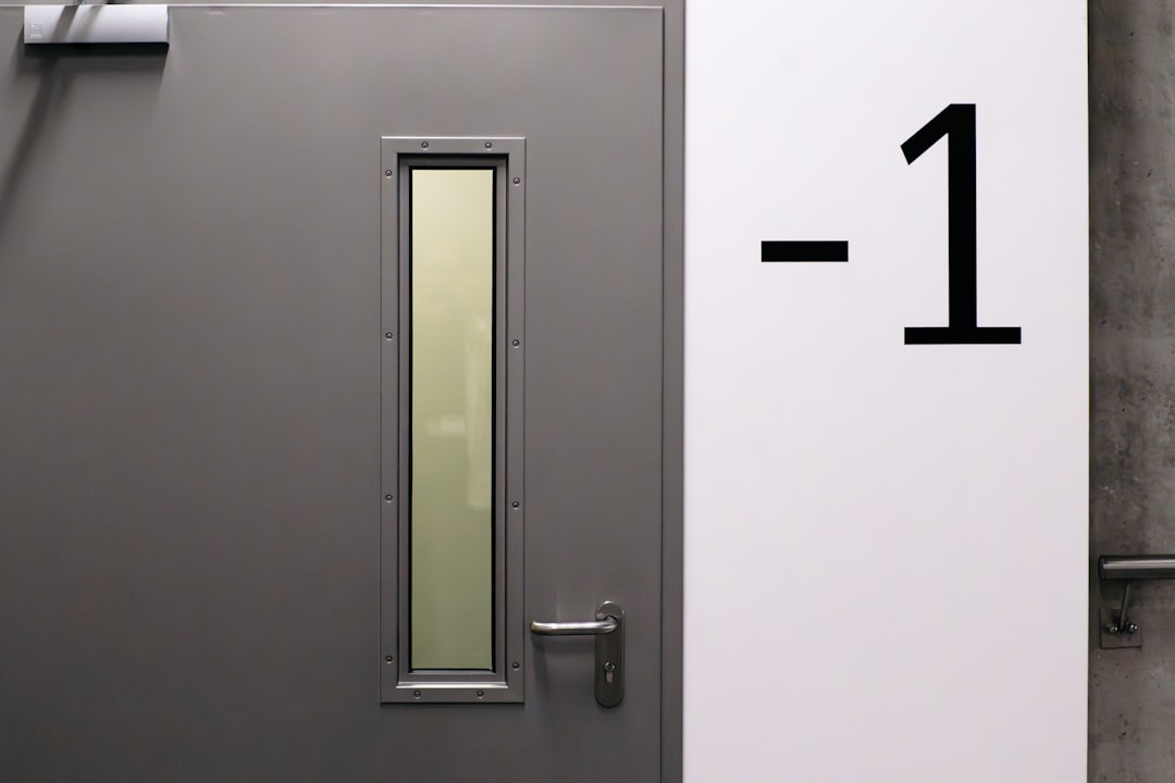 Tips Aman Saat Terjebak di Lift dan Hal-hal yang Harus Dilakukan